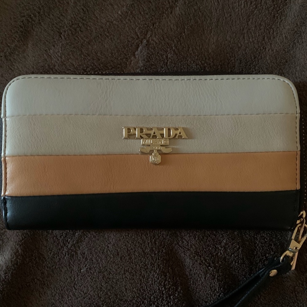 Wallet imitation of a famous brand.New no tags